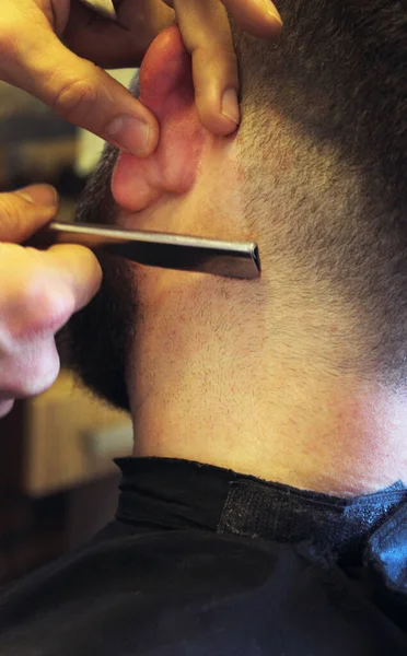 Ein Friseur Gibt Dem Männlichen Kunden Einen Haarschnitt — Stockfoto