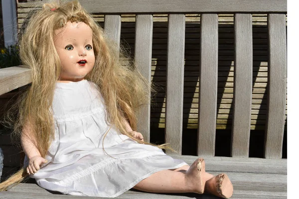 Sebuah Gambar Vertikal Dari Boneka Tua Menyeramkan Duduk Bangku Kayu — Stok Foto