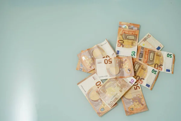 Uma Pilha Notas Euros Numa Superfície Clara — Fotografia de Stock