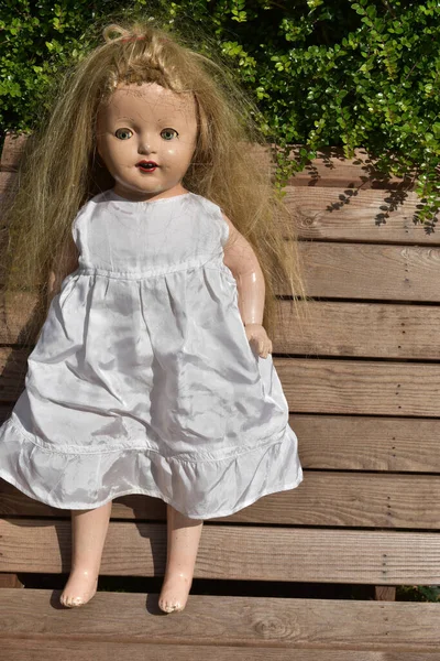 Μια Κοντινή Φωτογραφία Της Ανατριχιαστικής Κούκλας Που Στέκεται Ένα Ξύλινο — Φωτογραφία Αρχείου