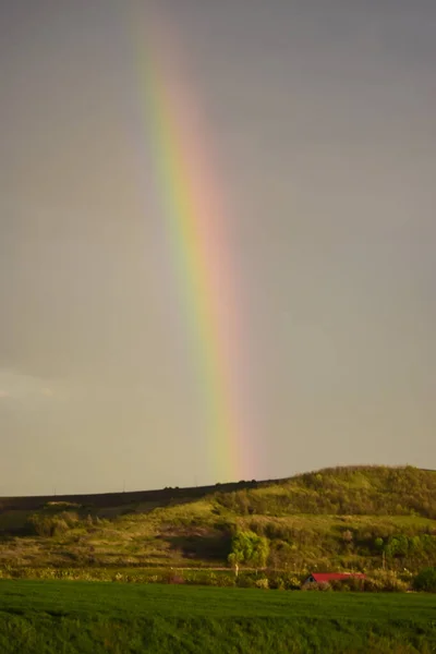 Ein Schöner Blick Auf Einen Regenbogen Einem Bewölkten Himmel Über — Stockfoto