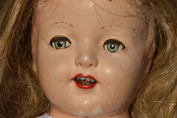 Μια Κοντινή Φωτογραφία Ενός Ανατριχιαστικού Κούκλου Ανακατεμένα Μαλλιά — Φωτογραφία Αρχείου