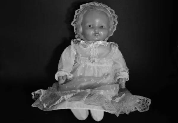Серый Оттенок Жуткой Старой Куклы Сидящей Темноте — стоковое фото
