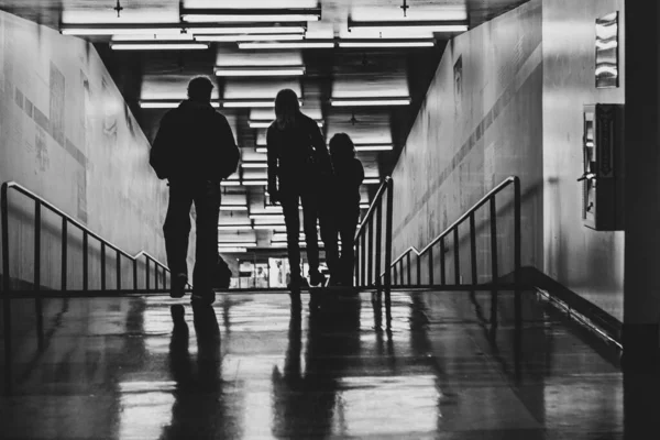 Uma Foto Tons Cinza Pessoas Irreconhecíveis Descendo Escadas Estação Metrô — Fotografia de Stock