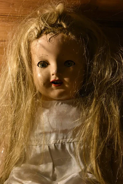 髪の毛をした気味の悪い古い人形の顔の閉鎖 — ストック写真