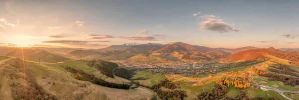 Plano Panorámico Los Rayos Del Sol Través Del Pueblo Rodeado — Foto de Stock