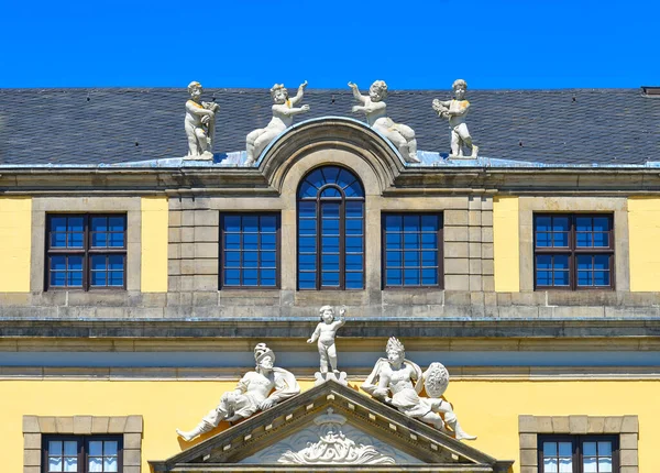 Ein Gebäude Mit Gelben Außenwänden Und Dekorativen Statuen Den Herrenhäuser — Stockfoto