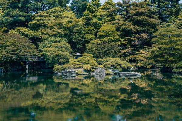 日本京都的一个绿树成荫的湖景 — 图库照片