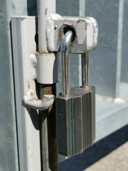 Vertical Shot Metal Padlock Steel Door — Stock fotografie