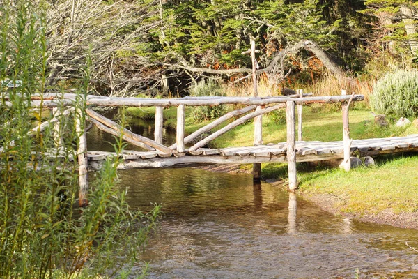 Деревянный Мост Через Реку Прекрасный День — стоковое фото