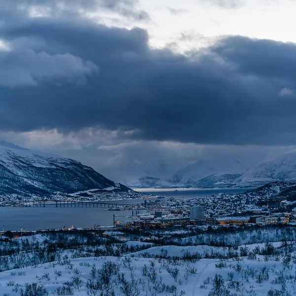 Egy Függőleges Felvétel Tromso Ról Norvégiáról Havas Mezőkkel Hegyekkel Körülvéve — Stock Fotó