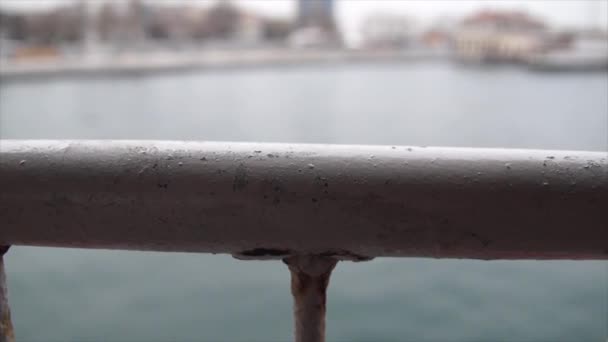 Ett Selektivt Fokus Gamla Metallräcken Ett Segelfartyg — Stockvideo