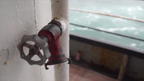 Nahaufnahme Eines Hydranten Auf Einem Segelschiff — Stockvideo