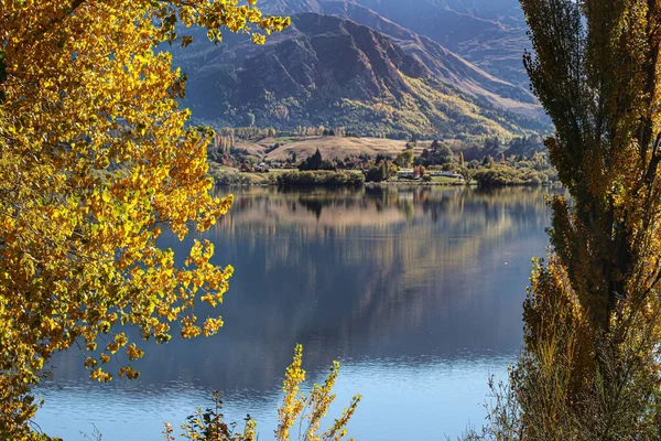 山を背景に青い湖が広がる美しい秋の風景 — ストック写真