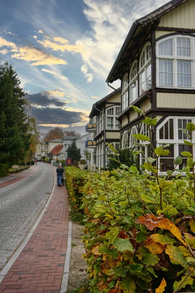 Vue Verticale Ciel Nuageux Sur Sentier Les Bâtiments Heringsdorf Usedom — Photo