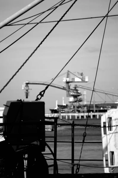 Disparo Vertical Fragmento Puerto Con Barco Visto Fondo — Foto de Stock