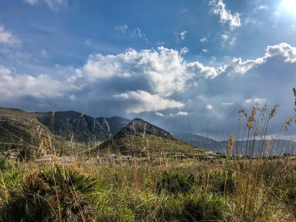 Bel Colpo Campo Erba Montagne Tempo Nuvoloso — Foto Stock