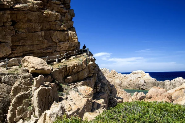 Una Bella Vista Delle Scale Una Scogliera Rocciosa Sulla Spiaggia — Foto Stock