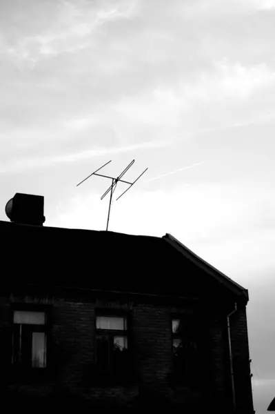 Eine Vertikale Aufnahme Eines Gebäudeteils Und Einer Dachantennensilhouette Mit Bewölktem — Stockfoto