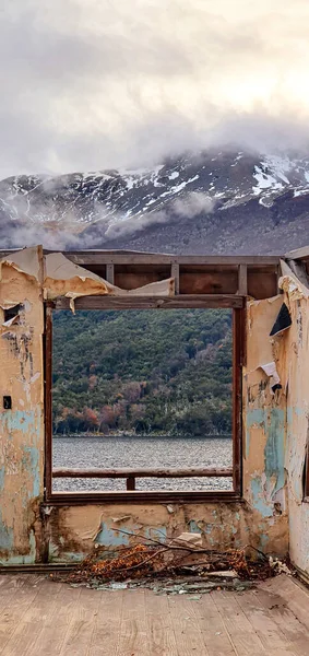 Tiro Vertical Uma Janela Abandonada Com Vista Para Lago Sob — Fotografia de Stock