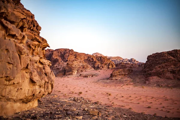 Egy Gyönyörű Vörös Homokkő Alakzat Sivatagban — Stock Fotó