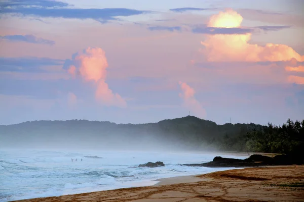 Uma Praia Enevoada Porto Rico Com Nuvens Rosas Roxas Céu — Fotografia de Stock