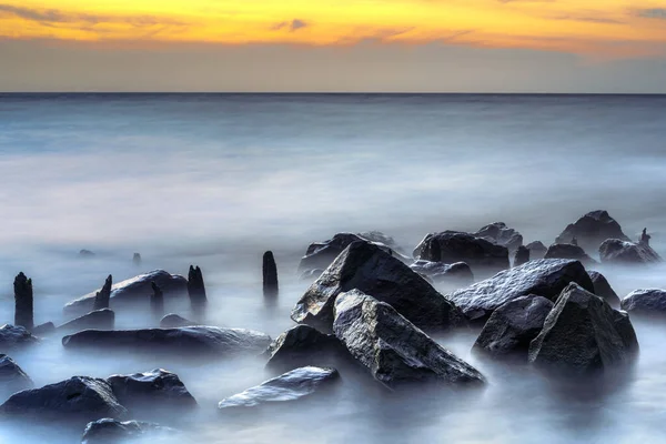 Skalnaté Pobřeží Moře Dlouhá Expozice Pro Hladkou Hladinu Vody Zasněný — Stock fotografie
