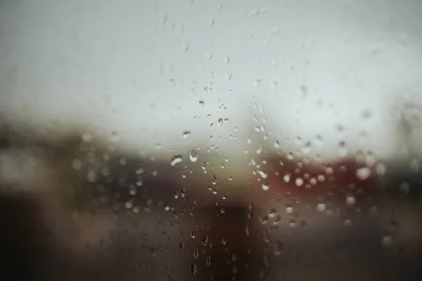 Belo Tiro Gotas Chuva Uma Janela Com Fundo Embaçado Mal — Fotografia de Stock