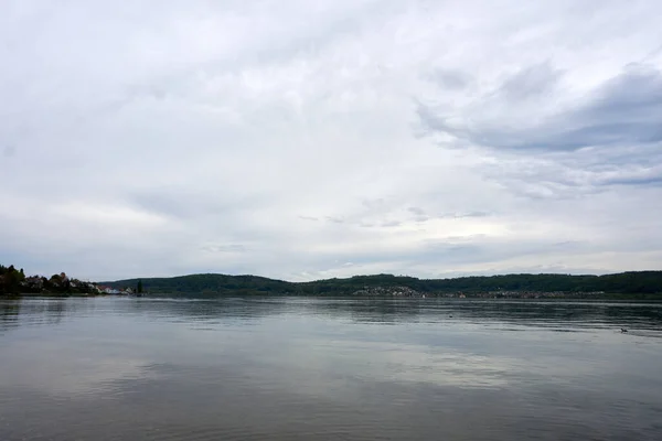 春には川の上に曇った空 — ストック写真