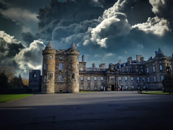 Céu Nublado Sombrio Sobre Palácio Holyrood Edimburgo Reino Unido — Fotografia de Stock