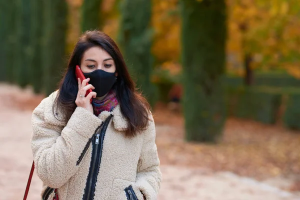 Beautiful Woman Facemask Calling Her Smartphone Park Covid Autumn — Stockfoto