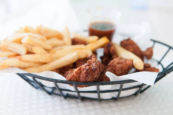 Primer Plano Sabrosas Alitas Fritas Pollo Una Canasta Metal —  Fotos de Stock