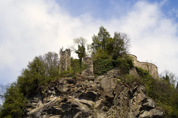 Vue Panoramique Bâtiment Historique Ruine Avec Des Tours Entourées Arbres — Photo