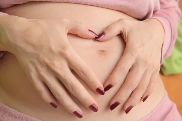 Gravid Kvinna Som Gör Ett Hjärta Med Händerna Magen — Stockfoto