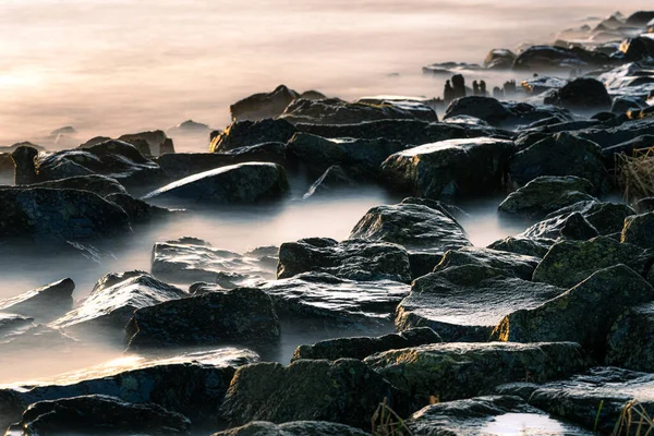 Een Rotsachtige Kust Van Zee Lange Blootstelling Aan Glad Water — Stockfoto