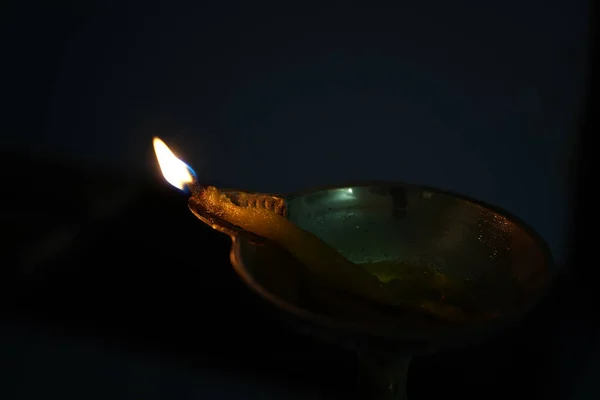 Detailní Záběr Mosazné Olejové Lampy Plamen Černém Pozadí — Stock fotografie