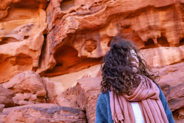 Caucasian Female Curly Hair Posing Red Sandstone Cliffs — 스톡 사진