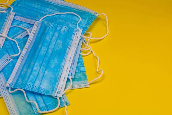 Tiro Perto Máscaras Higiênicas Médicas Isoladas Fundo Vermelho — Fotografia de Stock