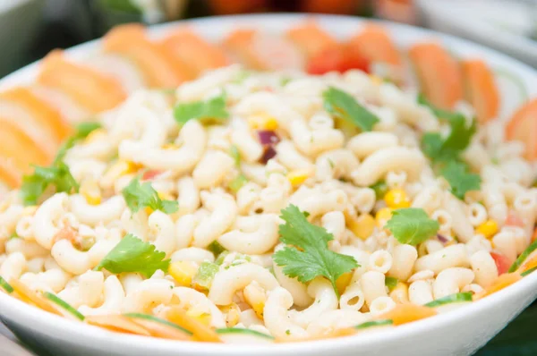 Tiro Close Salada Macarrão Com Legumes Uma Tigela Branca — Fotografia de Stock