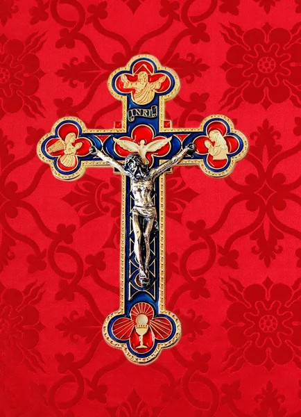Crucifix Représentant Sainte Trinité Sur Parament Rouge — Photo