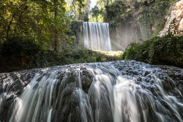 Een Prachtige Opname Van Een Vloeiende Waterval Buurt Van Het — Stockfoto