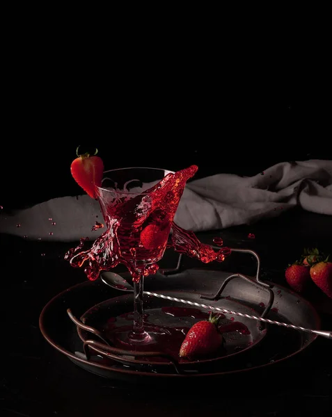 Prise Vue Artistique Une Boisson Cocktail Aux Fraises Sur Plateau — Photo