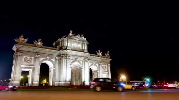 Time Lapse Cars Passing Alcala Gate Evening — Stock Video