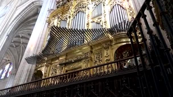 Μια Εσωτερική Άποψη Ενός Οργάνου Και Lectern Στο Segovia Cathedral — Αρχείο Βίντεο