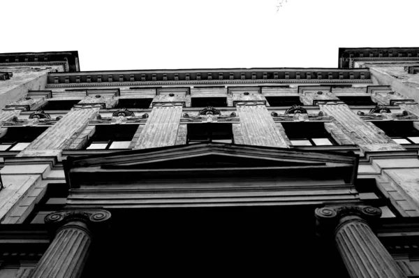 Grayscale Low Angle Shot Classic Style Building — Stock Photo, Image