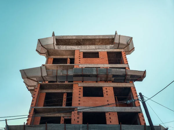 Grand Bâtiment Construction Avec Des Extensions Toit Métal Sous Ciel — Photo