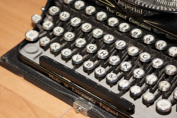 Closeup Classy Black Vintage Typewriter White Keys Wooden Table — Stock Photo, Image