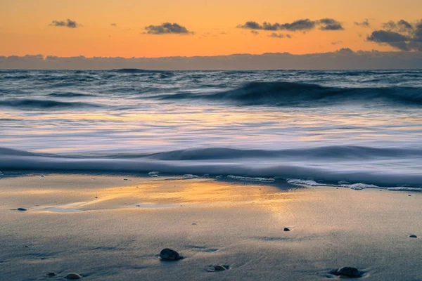 Prachtige Zonsondergang Hemel Boven Het Strand Met Prachtige Reflecties Het — Stockfoto
