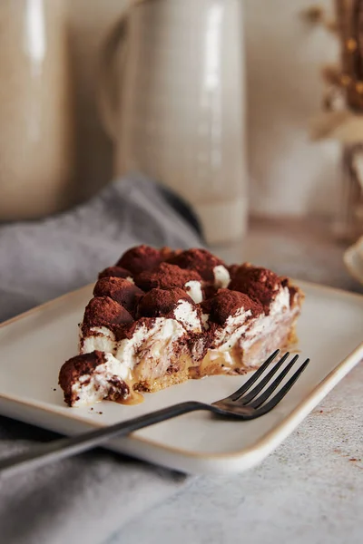 Vertical Shot Delicious Bonafi Cream Pie Slice Chocolate Powder White — Stock Photo, Image