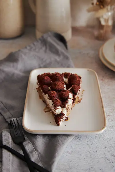 Disparo Vertical Delicioso Pastel Crema Bonafi Con Chocolate Polvo Plato — Foto de Stock